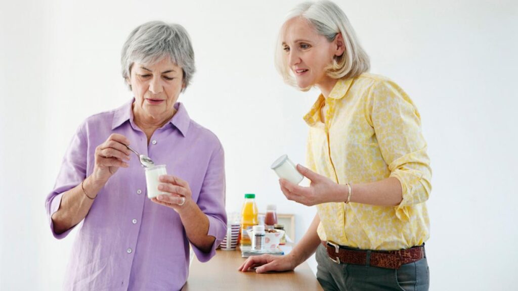 mujer mayor come yogurt menopausia