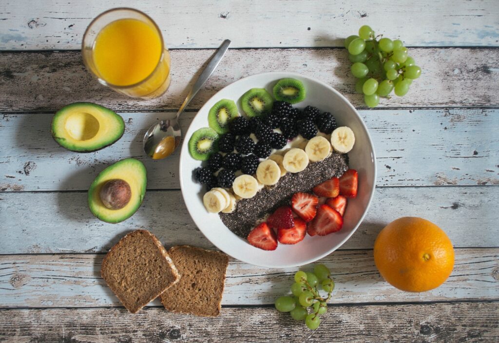 merienda saludable yogur con frutas y semillas