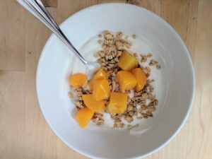 bowl de yogurt con cereal y fruta