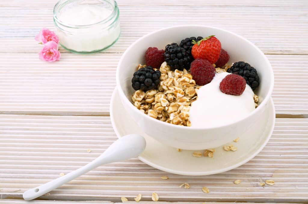 taza de yogur sin lactosa con frutas y avena