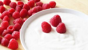 yogurt bajo en grasas con frambuesas