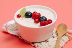 taza de yogurt con frutas